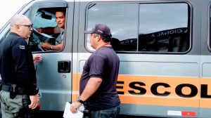 Imagem da notícia - Detran-AM distribui carta aberta aos pais e autua condução escolar por mau estado de conservação.