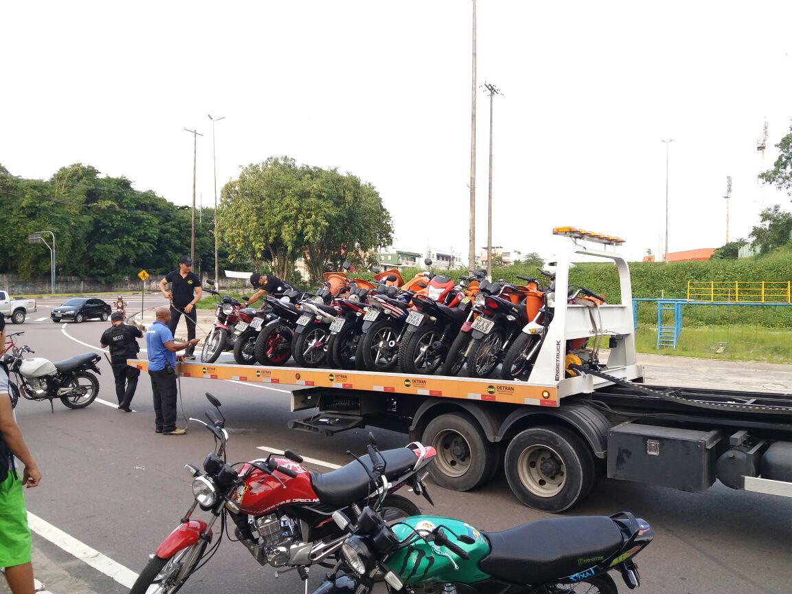 Detran-AM apreende 102 motocicletas na Avenida do Samba 