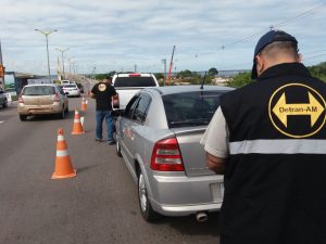 Imagem da notícia - Fiscalização de trânsito na ponte Rio Negro termina com mais de 50 motoristas autuados e um adolescente apreendido por dirigir motocicleta irregularmente