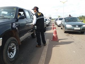 Imagem da notícia - Detran-AM apreende caminhão com madeira ilegal durante fiscalização na Ponte Rio Negro.