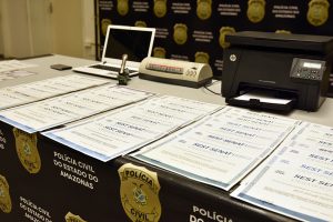 Imagem da notícia - Polícia Civil e Detran-AM prendem trio investigado por falsificar certificados de Curso de MOPP