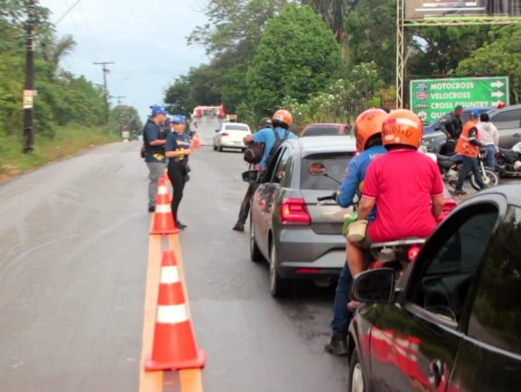 Fiscalização remove 22 veículos na zona norte de Manaus 