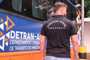 Imagem da notícia - Polícia Civil prende trio e apreende carros, dinheiro e diversas peças de veículos durante operação em conjunto com o Detran-AM