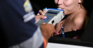 Imagem da notícia - Três pessoas são presas e 34 flagradas dirigindo sob efeito de álcool durante fiscalização do Detran-AM no final de semana
