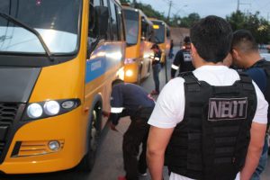 Imagem da notícia - Detran recolhe 12 ônibus de transporte alternativo por mau estado de conservação e flagra motorista dirigindo alcoolizado