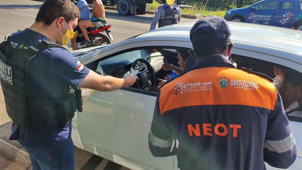 Detran-AM distribui máscaras no encerramento do Maio Amarelo