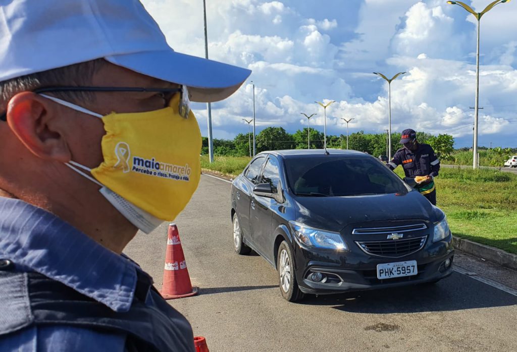 Detran-AM distribui máscaras no encerramento do Maio Amarelo