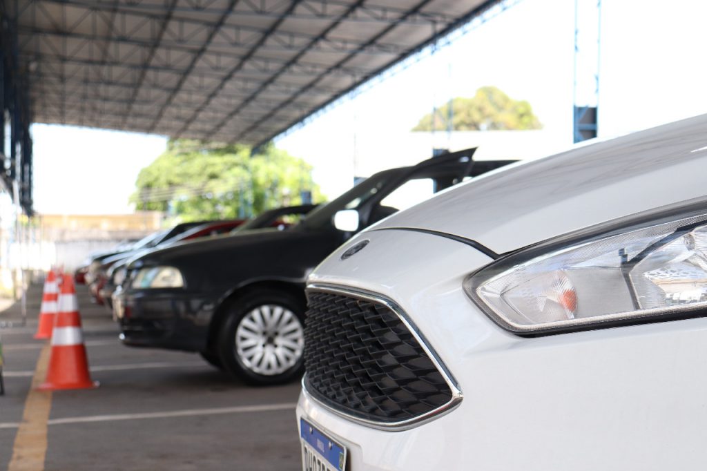 Veículos de outros estados podem ser retidos e multados pelo Detran se não forem transferidos para o AM