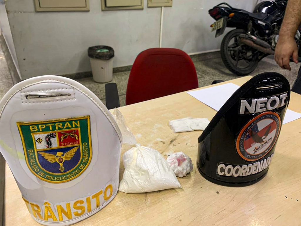 Durante blitz do Detran-AM, dupla é detida com quase meio quilo de droga