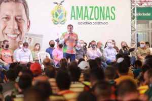 Imagem da notícia - Wilson Lima inicia entrega de 2,5 mil capacetes e coletes para mototaxistas de Manaus