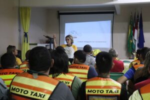 Imagem da notícia - Parintins 2023: Mototaxistas participam de palestra sobre qualificação profissional e segurança no trânsito