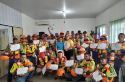 Em Barreirinha e Nhamundá, Detran Amazonas entrega kits de capacete e colete para mototaxistas