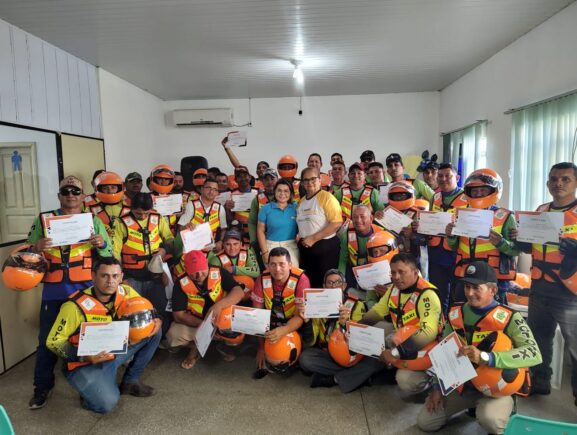 Em Barreirinha e Nhamundá, Detran Amazonas entrega kits de capacete e colete para mototaxistas