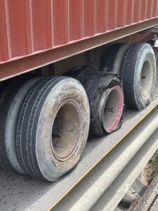 Imagem da notícia - Caminhão trafegando com pneu furado é removido durante operação do Detran Amazonas