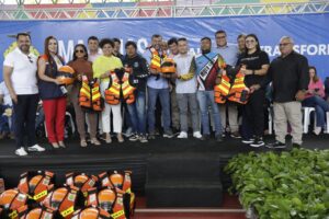Imagem da notícia - Detran-AM contempla 100 mototaxistas com kits de segurança em Barcelos