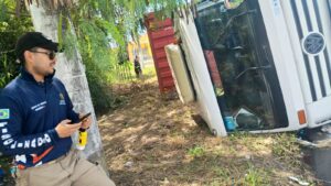 Imagem da notícia - Detran-AM remove caminhão e aplica autuações após tombamento na zona leste de Manaus