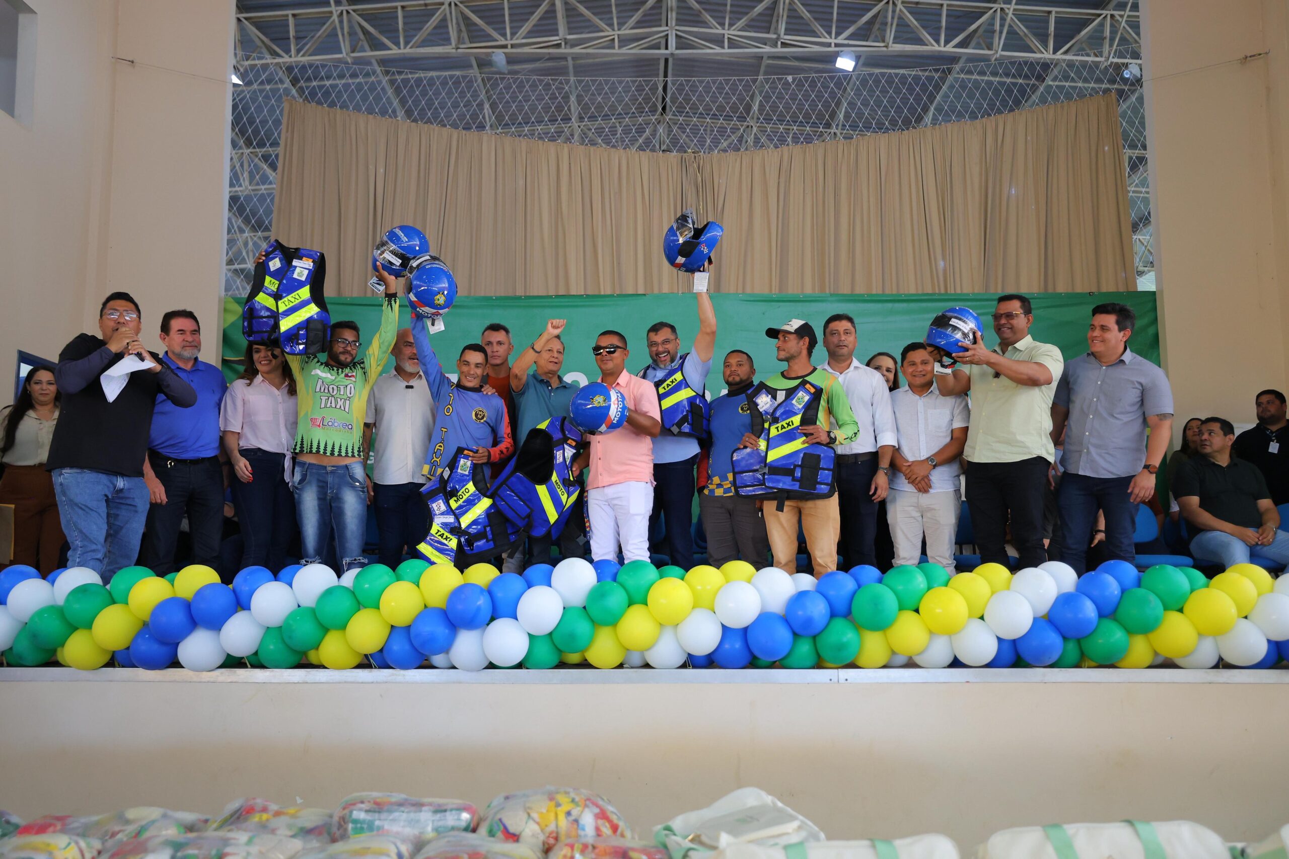 Detran-AM entrega 30 kits de segurança para mototaxistas no município de Lábrea