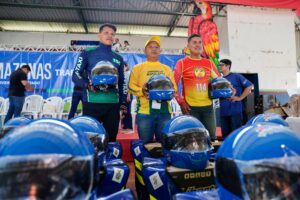 Imagem da notícia - Detran-AM entrega 660 kits de segurança para mototaxistas no município de Fonte Boa
