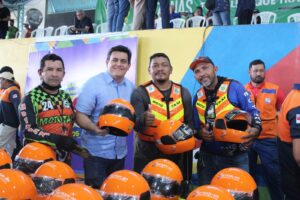 Imagem da notícia - Detran-AM entrega 305 kits de segurança para mototaxistas de Anori e Beruri