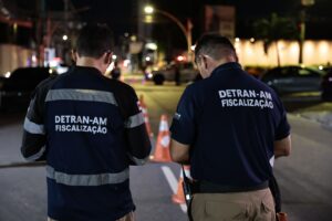 Imagem da notícia - Fiscalização: Detran autua motociclista sem placa de identificação após tentativa de fuga