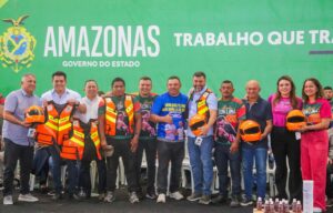 Imagem da notícia - Detran-AM contempla 100 mototaxistas com kit de segurança no município de Novo Airão