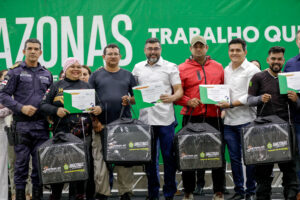 Imagem da notícia - “Vai ajudar bastante para fazermos nossas entregas”, declara motofretista beneficiado com kit de segurança entregue pelo Governo do Amazonas