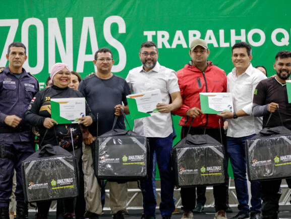 “Vai ajudar bastante para fazermos nossas entregas”, declara motofretista beneficiado com kit de segurança entregue pelo Governo do Amazonas