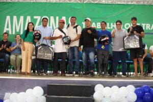 Imagem da notícia - Detran-AM entrega mais de 500 kits de segurança do projeto Motociclista Legal, no município de Tabatinga