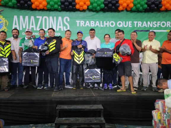 Detran-AM entrega, pela primeira vez, 12 kits de segurança a motofretistas de Rio Preto da Eva