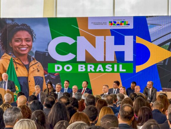 Direção do Detran Amazonas participa do lançamento da CNH do Brasil; confira novas regras
