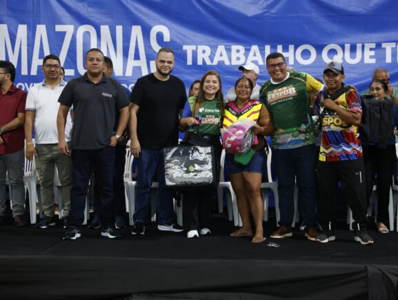 Detran-AM entrega 73 kits de segurança a motofretistas no interior do Estado