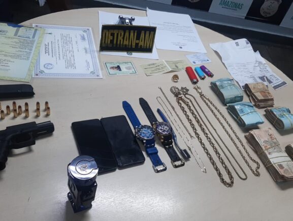 Durante fiscalização do Detran-AM, condutor é flagrado com arma de fogo e munições, documentos falsos e R$ 48 mil