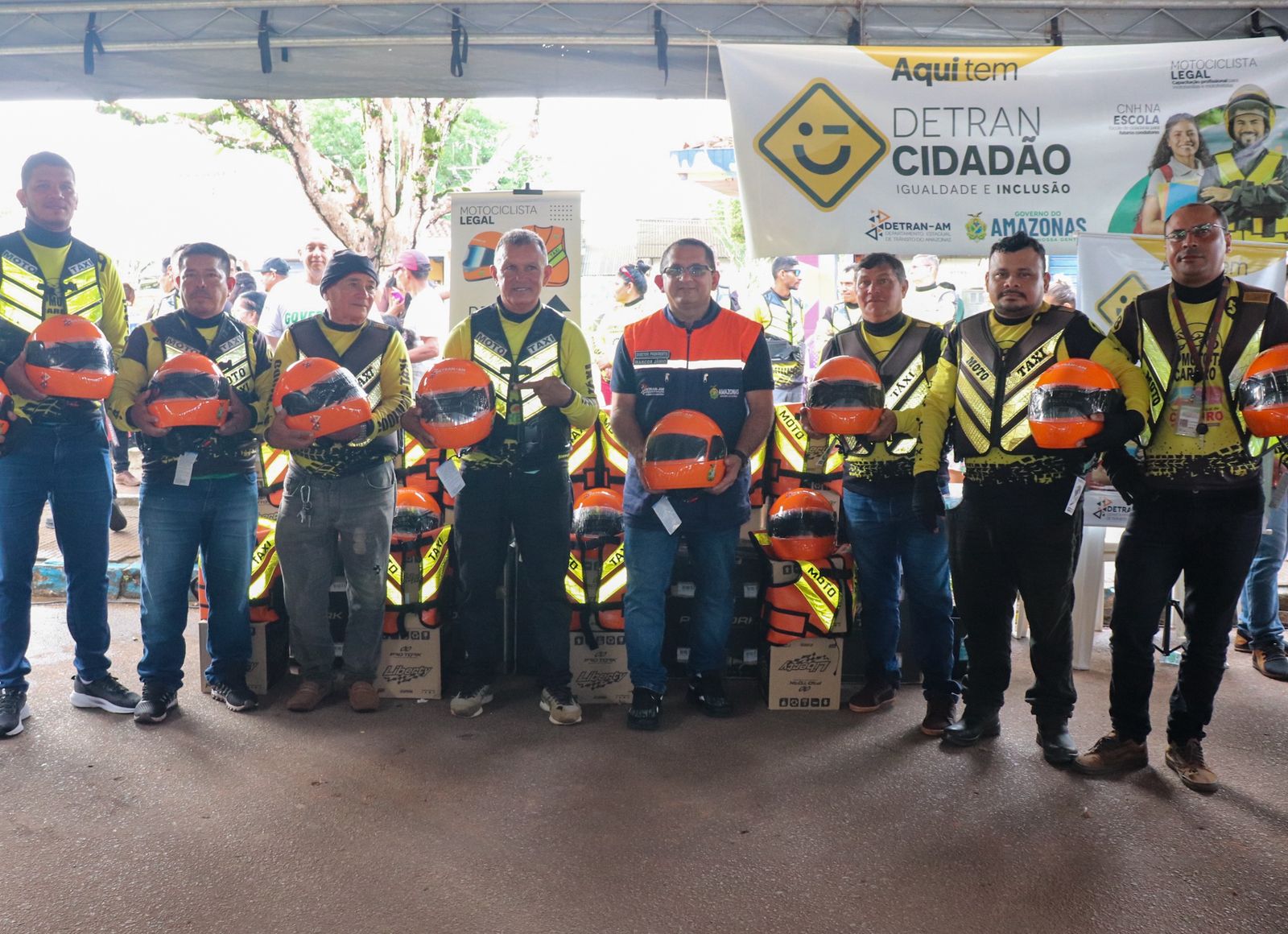 Governo Presente: Detran-AM registra 495 atendimentos e entrega 215 kits de segurança no município do Careiro Castanho